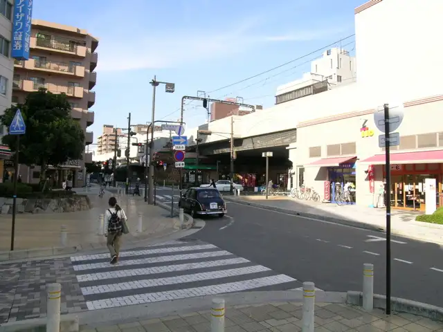 阪急「岡町」駅前（西側）。東側は商店街もあり、にぎやかですが、西側は店舗も少なく落ち着いた印象です。