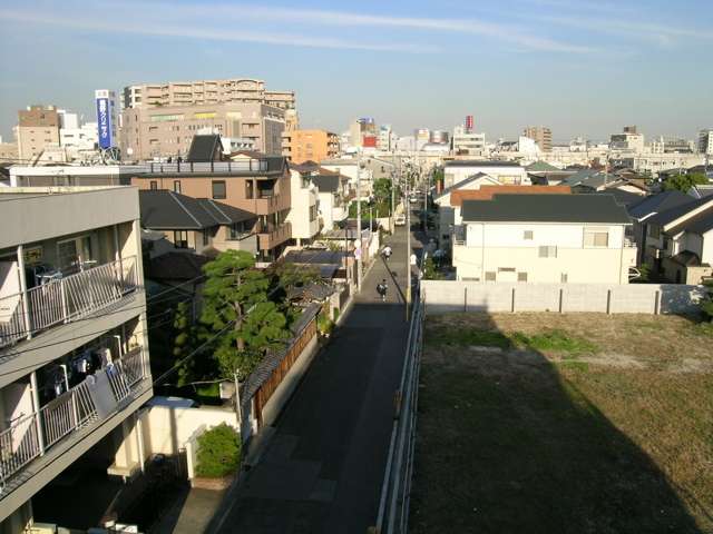 『末広町』をはさんで阪急「豊中」駅前方向を見る。