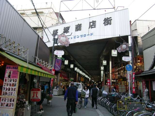 活気のある岡町駅前の商店街。各種専門店の他ス、ーパーもあります。