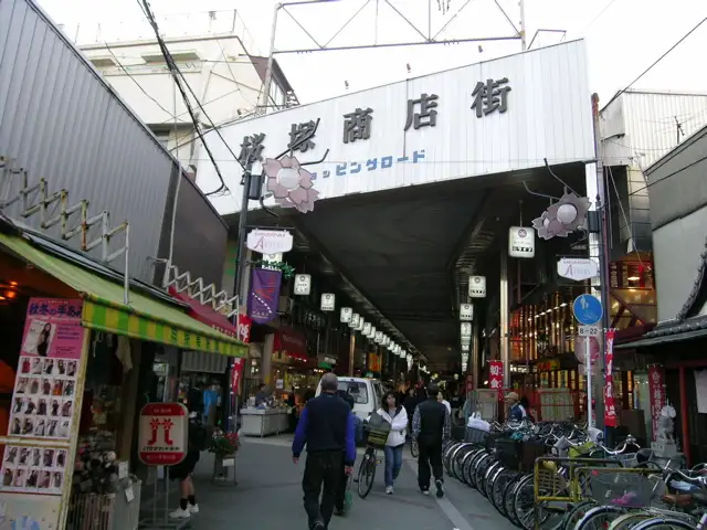 活気のある岡町駅前の商店街。各種専門店の他ス、ーパーもあります。