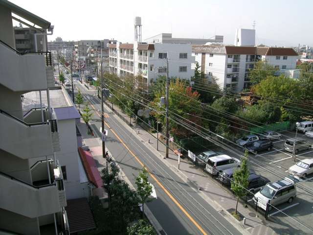 一戸建てとマンションが混在し、区画が整っています。