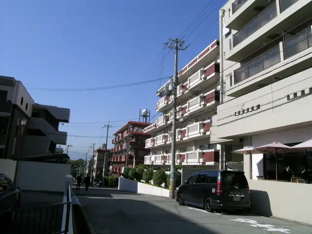 北大阪急行「緑地公園」駅から『服部緑地』に向かって、ゆるやかな下り坂です。