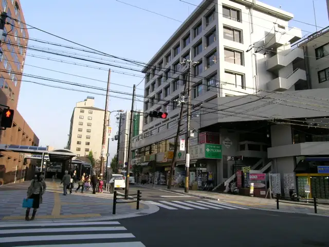 北大阪急行「緑地公園」駅の西口。東口に比べ店舗が多く、賑わっています。
