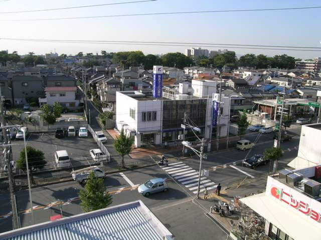各種店舗が建ち並ぶ、神崎刀根山線。豊中市内を南北に走る幹線道路です。