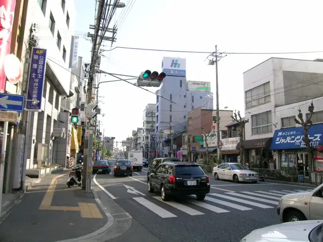 各種店舗が建ち並ぶ国道176号線。