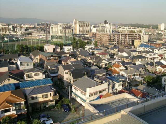住宅街の中にある『豊中ローズ球場』。球場の周辺は公園が整備されており、お散歩やジョギングコースにもピッタリです。