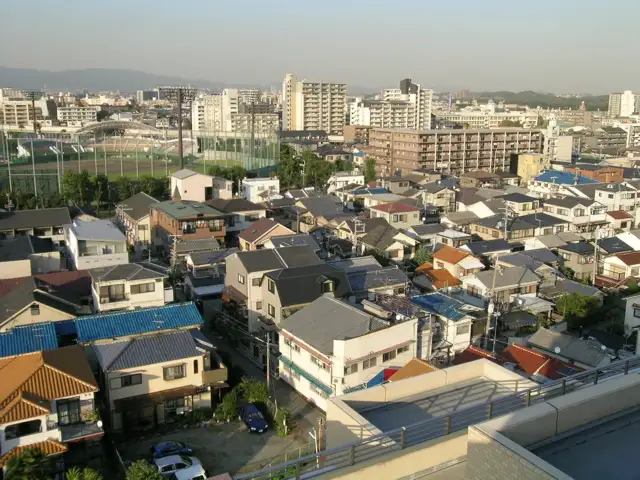 住宅街の中にある『豊中ローズ球場』。球場の周辺は公園が整備されており、お散歩やジョギングコースにもピッタリです。