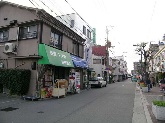 下町風情の住環境。道幅は狭く、車の行き来はちょっとたいへんですが、活気のある街です。