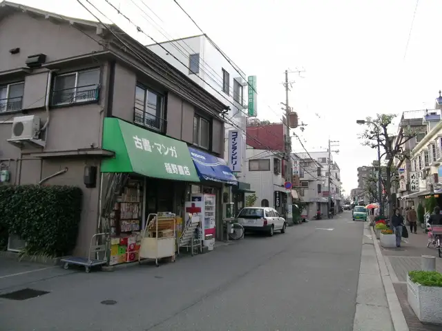 下町風情の住環境。道幅は狭く、車の行き来はちょっとたいへんですが、活気のある街です。