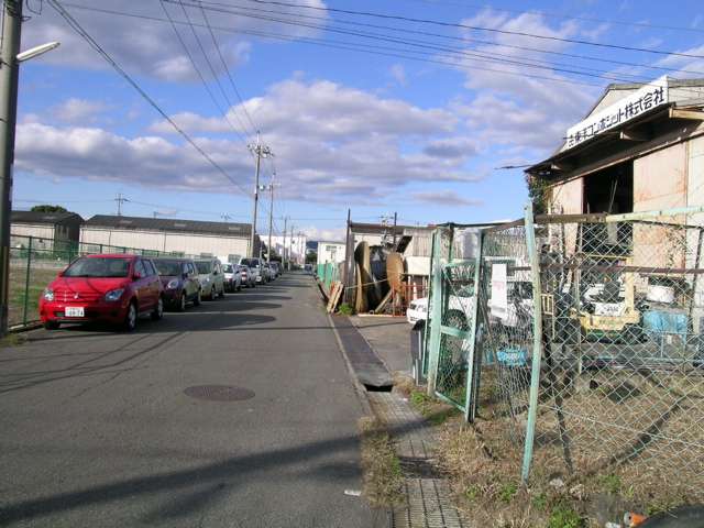 小さな町工場、倉庫が多く見られます。