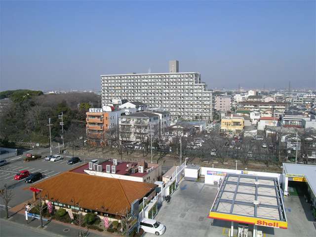 利倉西周辺。区画が整っており、マンションと一戸建てが混在。緑地もあり緑豊かです。