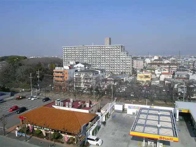 利倉西周辺。区画が整っており、マンションと一戸建てが混在。緑地もあり緑豊かです。