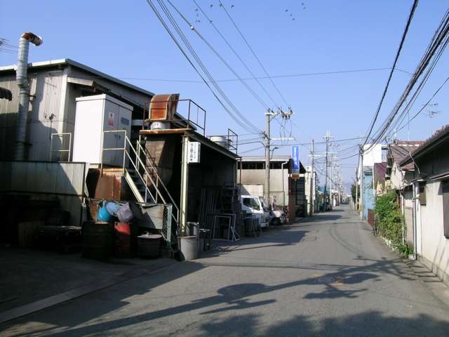 『利倉』、『原田南』周辺は工業地域に指定されている場所が多く、工場や倉庫が多く見られます。