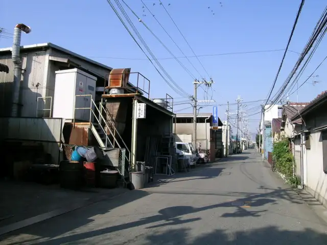 『利倉』、『原田南』周辺は工業地域に指定されている場所が多く、工場や倉庫が多く見られます。