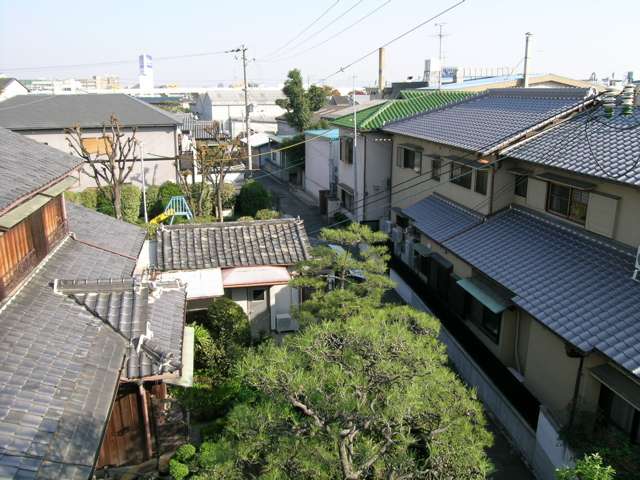 道が狭く、入り組んだ場所も多くあります。また近くを流れる猪名川では、釣りをする人も多く、のどかな雰囲気です。