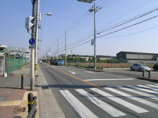 大阪伊丹空港に離発着する航路に近く、飛行機の音がします。