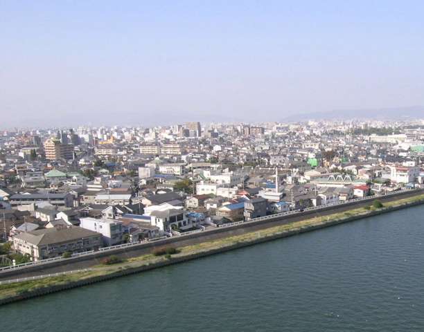 神崎川をはさんで、豊南町界隈。神崎川には公園の他、「なにわ自転車道」が整備されています。