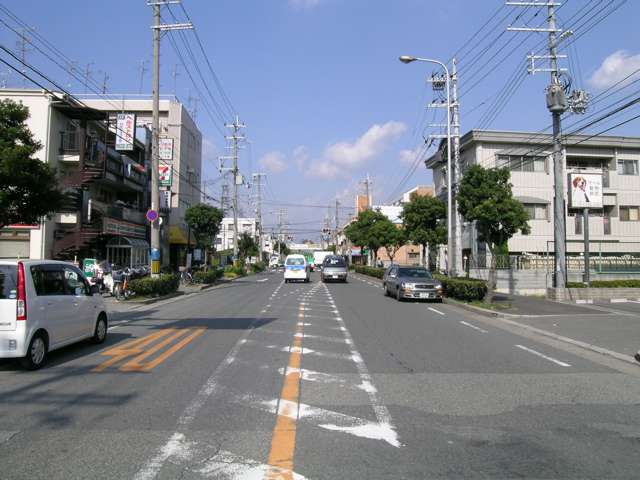豊中市を南北に走る神崎刀根山線。道路沿には各種店舗が建ち並んでいます。