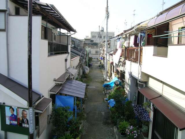 道幅が狭く、入り組んだ場所も多くあり、車での通行はちょっとたいへんです。