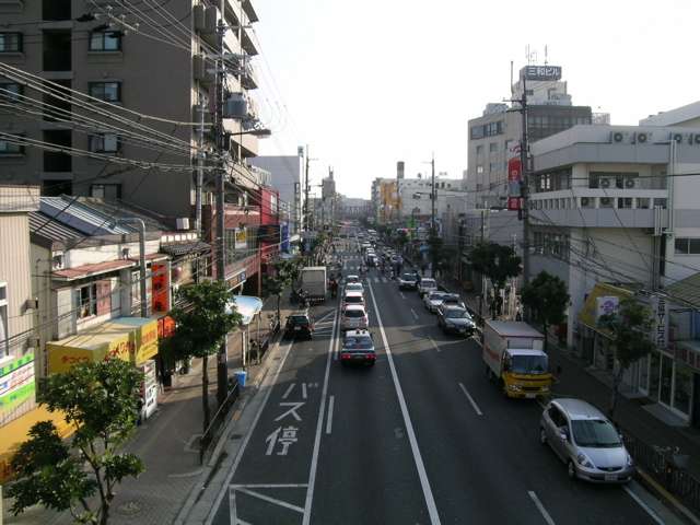 様々な店舗が建ち並ぶ176号線。市内の南北を走る幹線道路です。