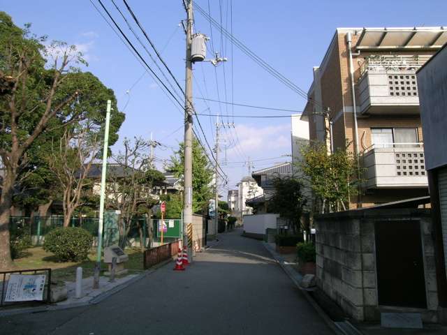マンションと一戸建てが混在し、近隣にスーパーや公共施設などが揃った便利な立地です。
