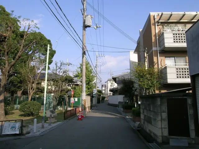 マンションと一戸建てが混在し、近隣にスーパーや公共施設などが揃った便利な立地です。