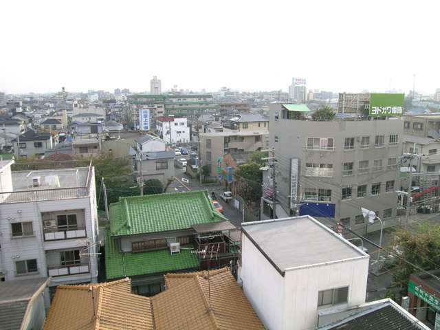 住宅の他、店舗や事務所も多く建ち並んでいます。