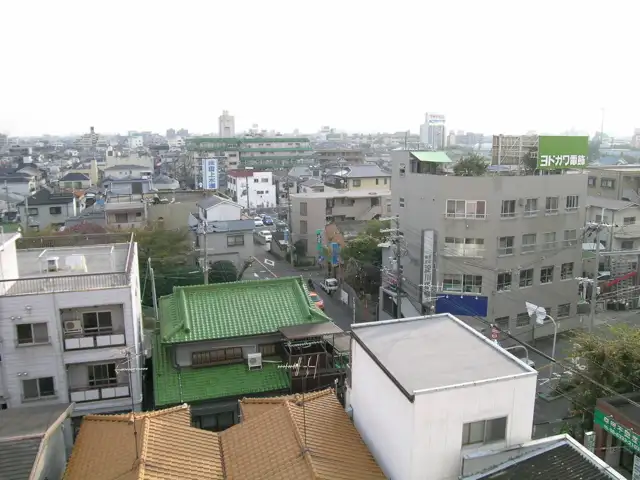 住宅の他、店舗や事務所も多く建ち並んでいます。