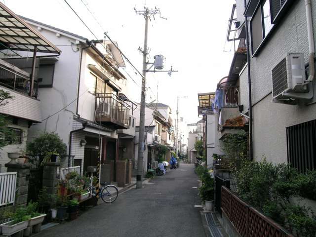 道幅が狭く、下町風情のある町並み。車の通行には難がありますが、人にやさしい街です。