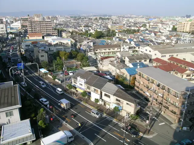 国道176号線沿いには各種商業施設が建ち並んでいます。