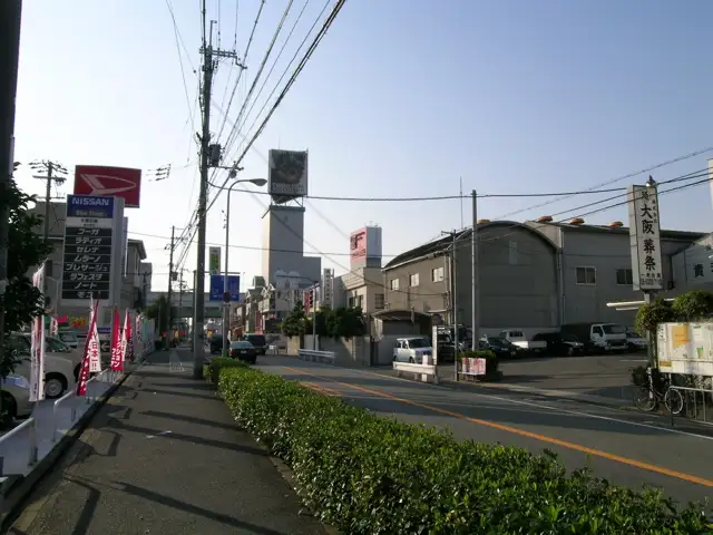住宅の他、工場や倉庫が点在しています。