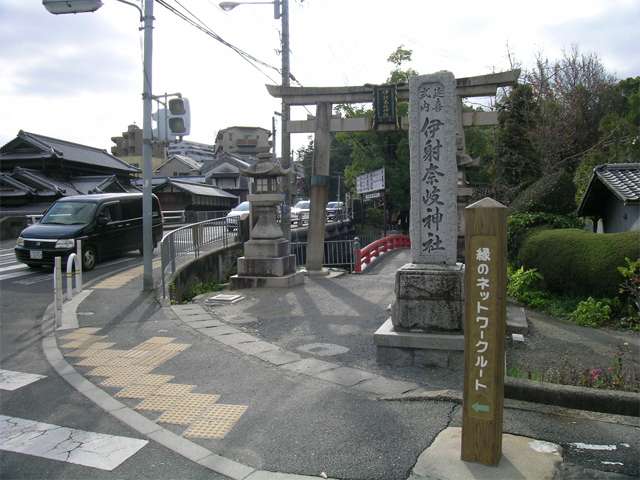 伊射奈岐神社。鳥居をくぐり、中に入ると、境内はたいへん緑豊かです。