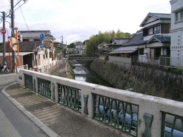 町の中央を流れる山田川。川沿いは風情があります。