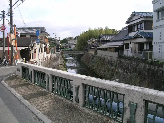 町の中央を流れる山田川。川沿いは風情があります。