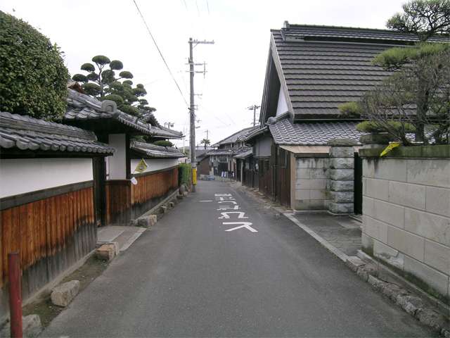 道幅が狭く、車は行き来はたいへんですが、落ち着いた雰囲気の町です。