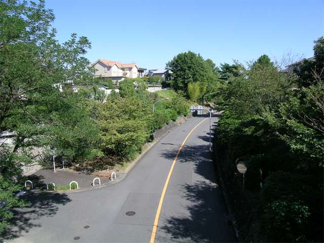 『桃山台3丁目』の住宅地内の通り。歩行者専用の通路が街の各所にあります。