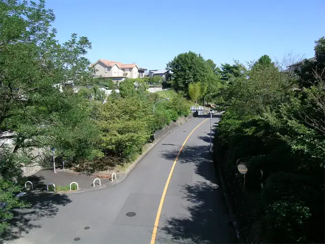 『桃山台3丁目』の住宅地内の通り。歩行者専用の通路が街の各所にあります。