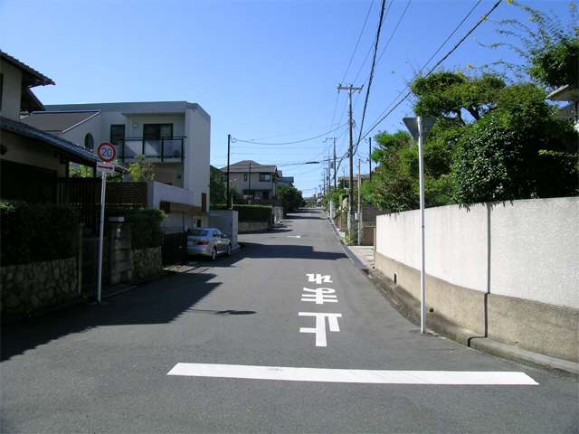 『桃山台3丁目』は、敷地の広い一戸建てが建ち並ぶ区画の整った住宅地です。