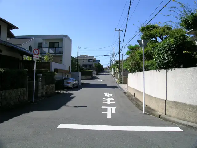 『桃山台3丁目』は、敷地の広い一戸建てが建ち並ぶ区画の整った住宅地です。