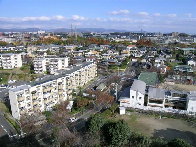 区画の大きな一戸建てが建ち並ぶ『高野台3丁目』と団地が建ち並ぶ『高野台4丁目』