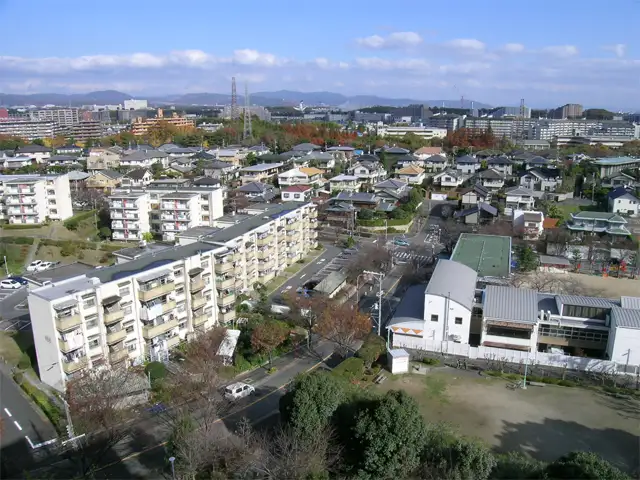 区画の大きな一戸建てが建ち並ぶ『高野台3丁目』と団地が建ち並ぶ『高野台4丁目』
