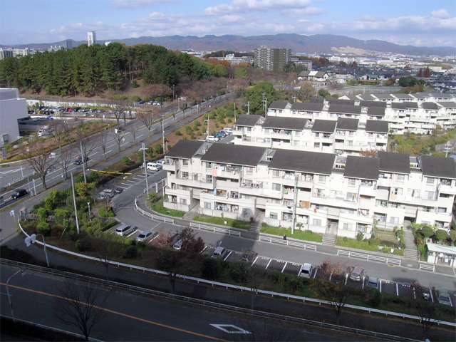 一戸建てと団地が混在する『高野台2丁目』。左奥は『千里南公園』