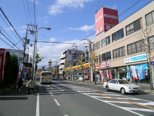 豊中摂津線沿いに商業施設が建ち並ぶ、活気のある亥の子谷周辺