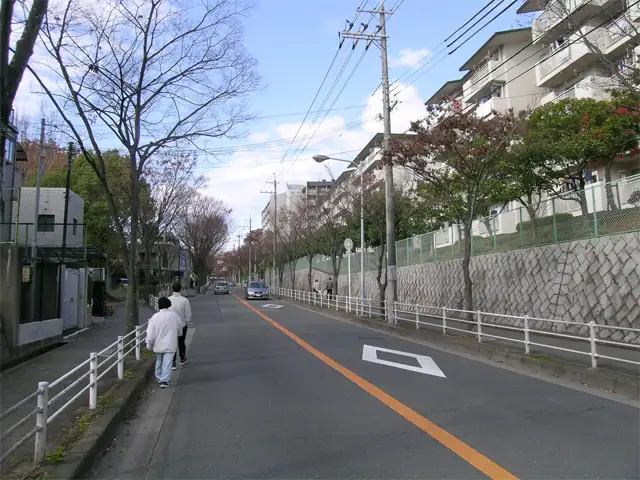 千里緑地に面した『山田西2丁目』周辺は緑豊かです。