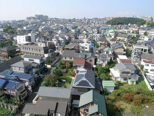『千里丘上』『千里丘中』周辺の街並。ゆるやかな南斜面地で、一戸建てとマンションが混在しています。
