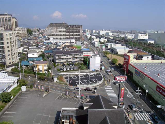 府道14号大阪高槻京都線沿いには各種店舗が建ち並んでいます。