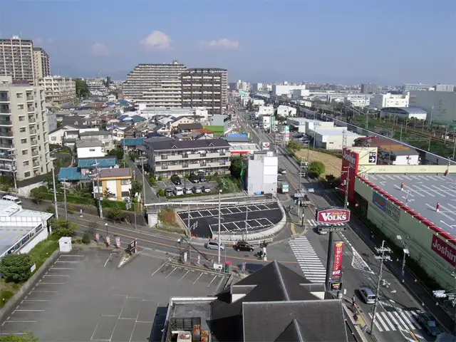 府道14号大阪高槻京都線沿いには各種店舗が建ち並んでいます。