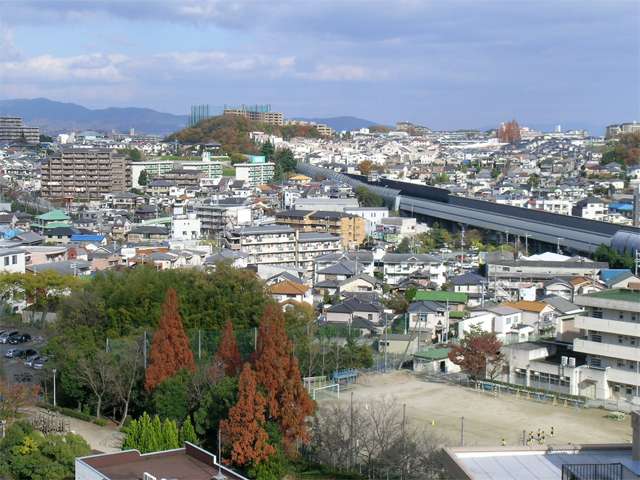 丘陵地に広がる『樫切山』、『尺谷』の住宅地。中央を走るのは名神高速道路。