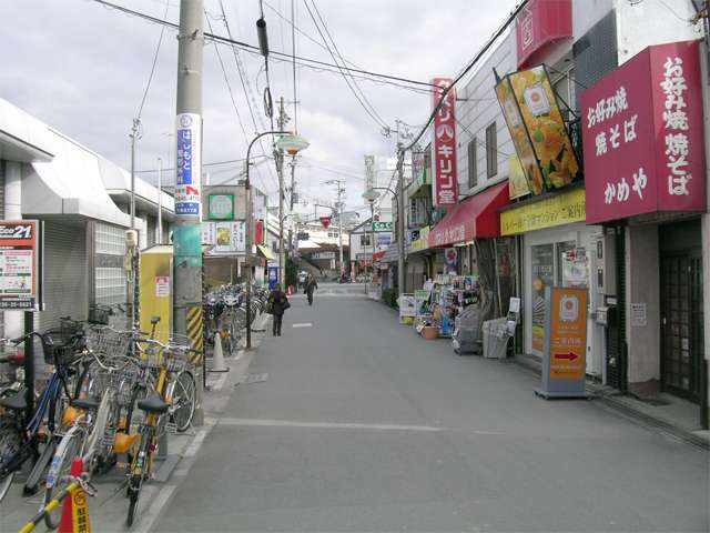 JR「千里丘」駅の北側の駅前。小さな商店が多く建ち並んでいます。