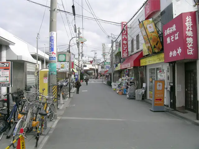 JR「千里丘」駅の北側の駅前。小さな商店が多く建ち並んでいます。